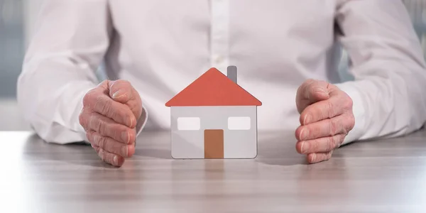 Aseguradora Protegiendo Una Casa Con Sus Manos — Foto de Stock