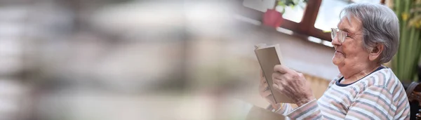 Oude Vrouw Die Thuis Een Boek Leest Panoramisch Spandoek — Stockfoto