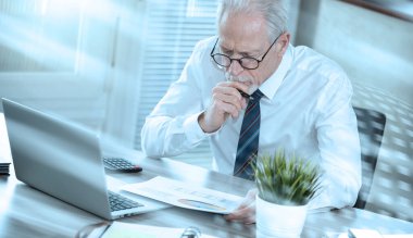 Kıdemli işadamı pazarlama verilerini analiz ediyor; ışık etkisi