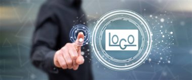 Adam dokunmatik ekranda marka stratejisi kavramına parmağıyla dokunuyor.