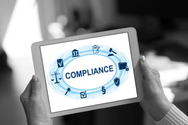 Bir kadının elinde tuttuğu tablette gösterilen uyum kavramı