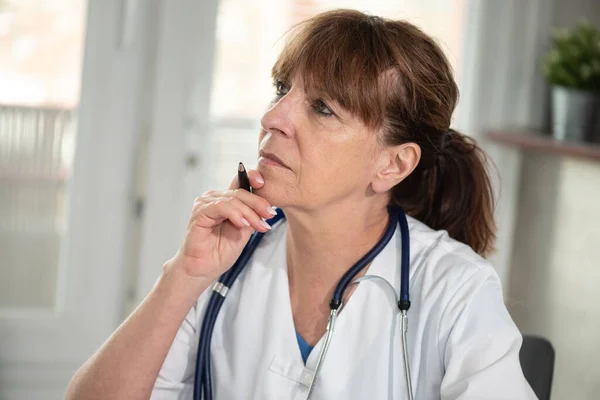 Porträtt Omtänksam Kvinnlig Läkare Läkarmottagningen — Stockfoto