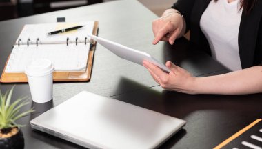 İş kadını iş yerinde dijital tablet kullanıyor