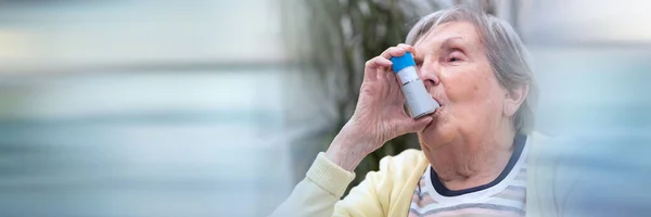 Mujer Mayor Usando Inhalador Asma Pancarta Panorámica — Foto de Stock