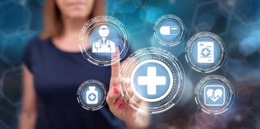 Kadın dokunmatik ekranda sağlık sigortasına dokunuyor.