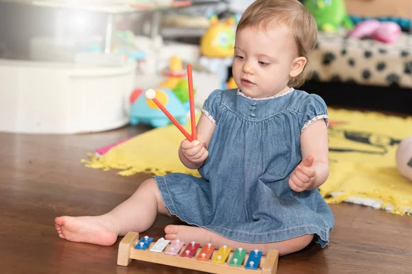 Bébé Fille Assis Sur Sol Jouer Sur Xylophone — Photo