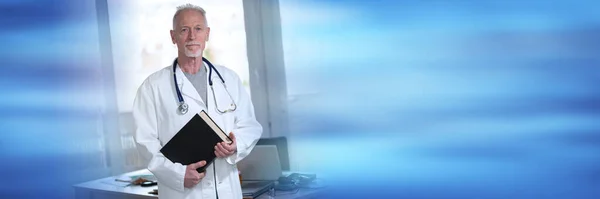 Arzt Steht Und Hält Ein Medizinisches Lehrbuch Panorama Banner — Stockfoto