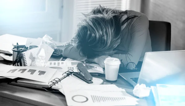 Mujer Negocios Sobrecargada Trabajo Agotada Sentada Escritorio Desordenado Efecto Luz — Foto de Stock