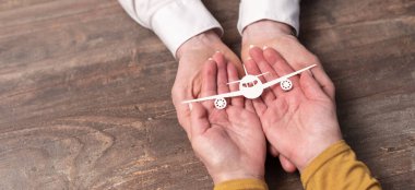 Elinde kağıt uçakla uçuş sigortası kavramı