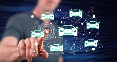 Bir adam dokunmatik ekranda akıllı araba konseptine parmağıyla dokunuyor.