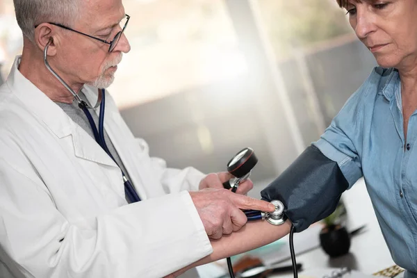 Médico Midiendo Presión Arterial Una Paciente Femenina — Foto de Stock