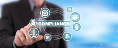 Bir adam dokunmatik ekranda uyum kavramına parmağıyla dokunuyor.