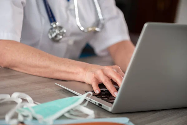 Tıp Bürosunda Dizüstü Bilgisayar Kullanan Kadın Doktor — Stok fotoğraf
