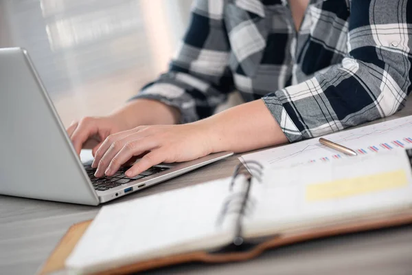 Las Manos Femeninas Escribiendo Teclado Del Ordenador Portátil —  Fotos de Stock