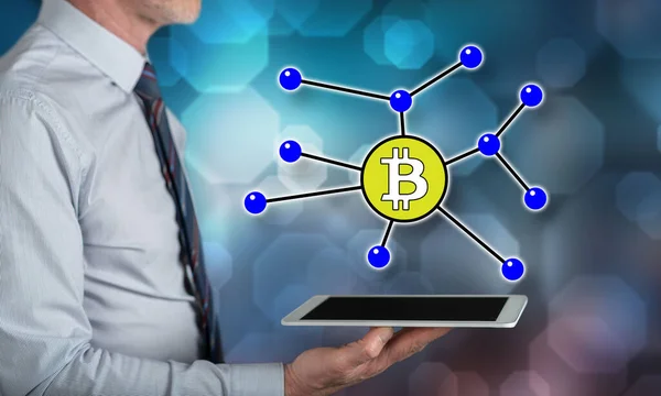 Concetto Bitcoin Sopra Tablet Tenuto Uomo — Foto Stock