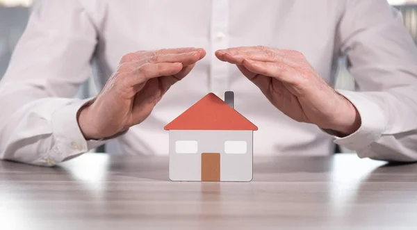 Aseguradora Protegiendo Una Casa Con Sus Manos — Foto de Stock