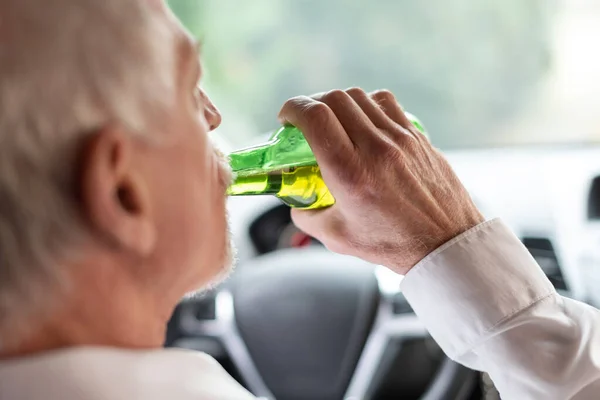 Man Drinking Alcohol While Driving — Stock Photo, Image