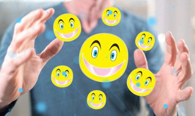 Arka plandaki bir adamın elleri arasındaki memnuniyet kavramı