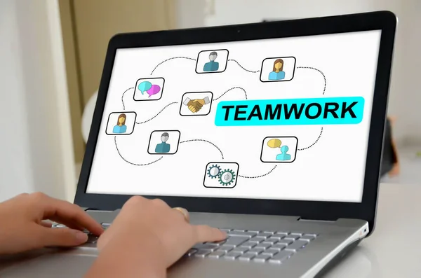 チームワークの概念を示す画面でラップトップ上の手 — ストック写真