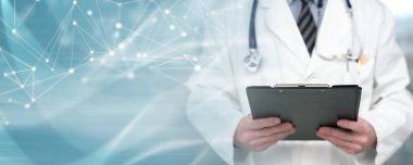 Doktor pano tutuyor ve duruyor; panoramik pankart