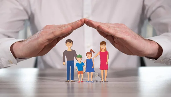 Aseguradora Protegiendo Una Familia Con Sus Manos —  Fotos de Stock