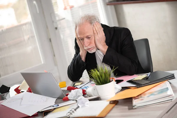 Überlasteter Senior Geschäftsmann Sitzt Unordentlichem Schreibtisch — Stockfoto