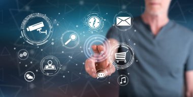 Bir adam dokunmatik ekranda uygulamalara parmağıyla dokunuyor.