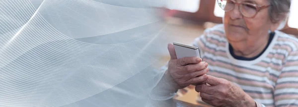 Oudere Vrouw Met Behulp Van Een Mobiele Telefoon Panoramische Banner — Stockfoto