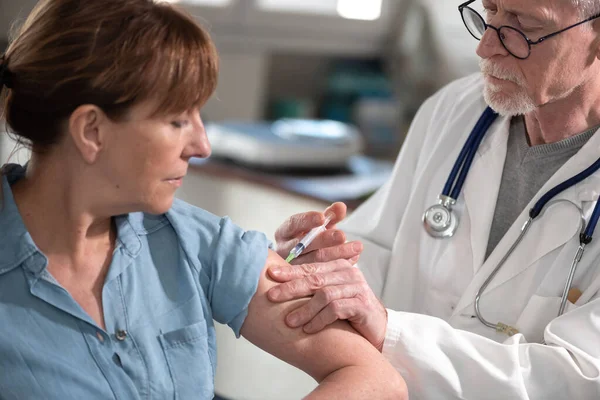 Médico Inyectando Vacuna Paciente Femenino — Foto de Stock