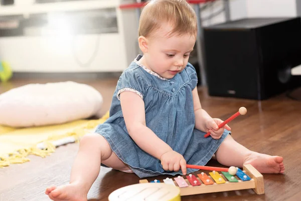 Bébé Fille Assis Sur Sol Jouer Sur Xylophone — Photo