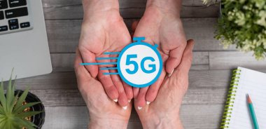 Eller 5G işareti taşıyor; 5G kavramı