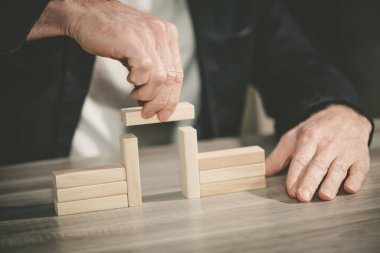 Erkek el yapımı ahşap bloklu bir köprü; ortaklık kavramı