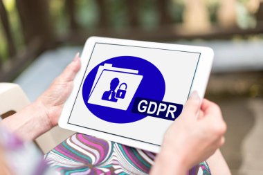 Bir kadın tarafından tutulan tablette GDPR kavramı gösteriliyor