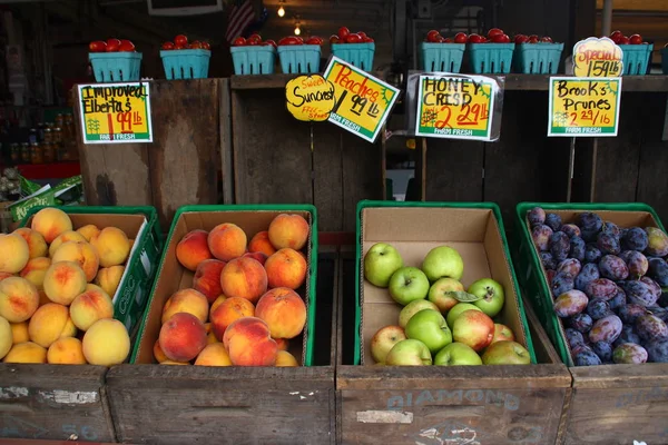 Frutas no mercado exterior — Fotografia de Stock