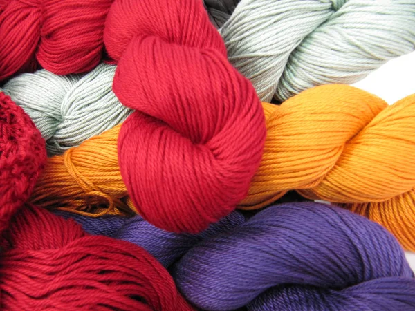 Renkli iplik Skeins — Stok fotoğraf