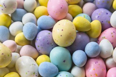 Pastel şeker yumurta, çikolata, yakın çekim, arka plan ile dolu.
