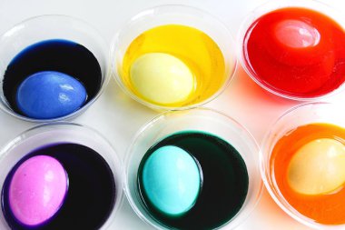 Paskalya yumurtaları renkli boya boyama, beyaz arka plan üzerinde izole.