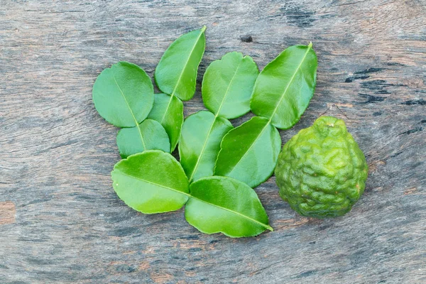 Hoja de lima kaffir sobre madera —  Fotos de Stock