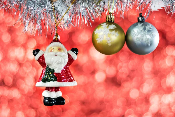 블루에 크리스마스 훈장을 가진 산타 클로스와 크리스마스 공 — 스톡 사진