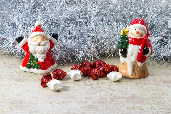 Santa Claus y muñeco de nieve con decoración de Navidad en madera backgr — Foto de Stock