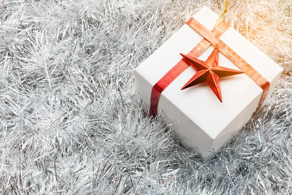 크리스마스 선물 상자와 흰 전나무 배경 장식 — 스톡 사진