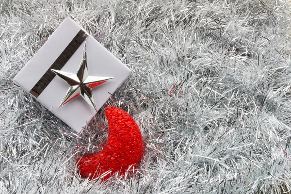 De doos van de gift van Kerstmis en decoratie op witte spar achtergrond — Stockfoto