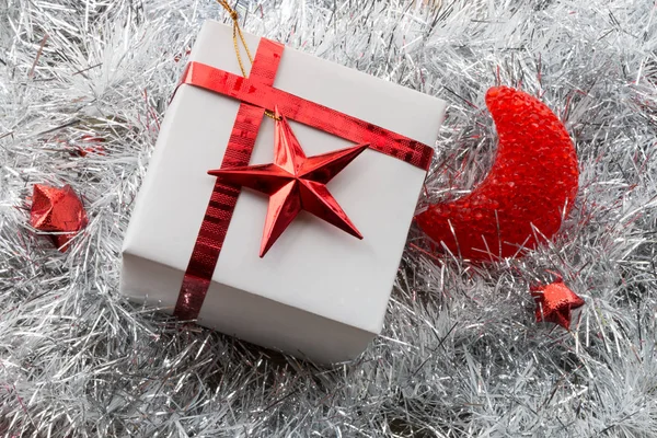 크리스마스 선물 상자와 흰 전나무 배경 장식 — 스톡 사진