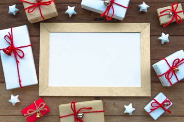 Noel hediye kutusu ve beyaz tahta üzerinde ahşap arka plan