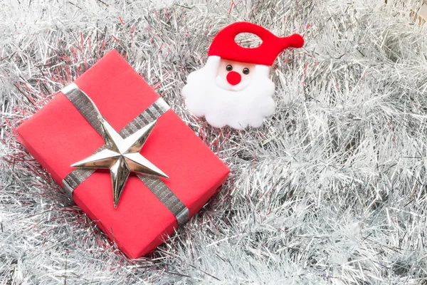 산타 클로스, 크리스마스 선물 상자와 실버 전나무 장식 트 위 어 — 스톡 사진