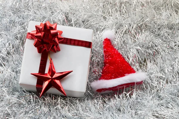 크리스마스 선물 상자와 실버 전나무 나뭇가지 배경 장식 — 스톡 사진
