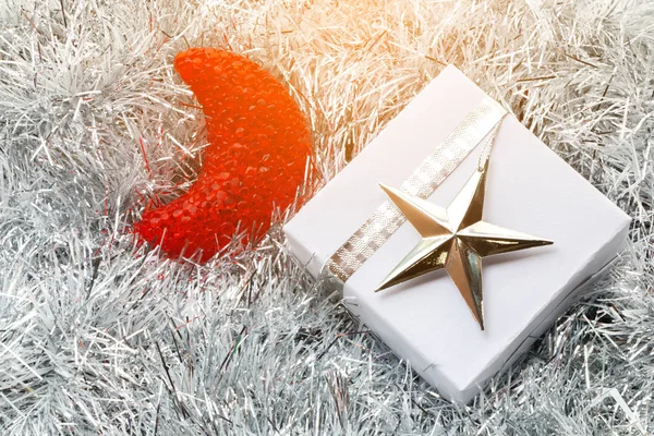 De doos van de gift van Kerstmis en decoratie op zilver spar twijgen achtergrond — Stockfoto