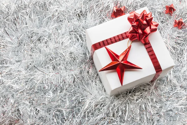 크리스마스 선물 상자와 실버 전나무 나뭇가지 배경 장식 — 스톡 사진