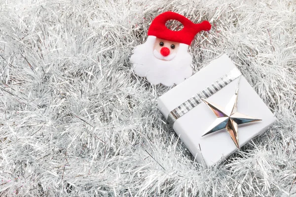 산타 클로스, 크리스마스 선물 상자와 실버 전나무 장식 트 위 어 — 스톡 사진