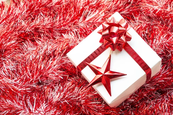 크리스마스 선물 상자와 빨간 전나무 나뭇가지 배경 장식 — 스톡 사진